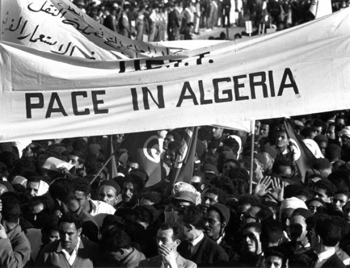 فرنسا وذاكرة الاستعمار: لماذا ترفض الاعتراف الكامل بجرائمها في الجزائر؟