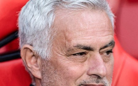 “Stay or leave?” Mourinho laughs off questions about his future